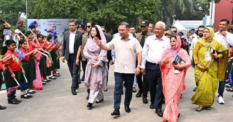 শিশু অধিকার দিবসের অনুষ্ঠানে সস্ত্রীক প্রধানমন্ত্রী তারেক রহমান